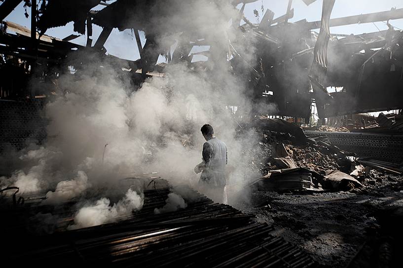 Сана, Йемен. Рабочий осматривает водопровод, который был поврежден во время авиаударов 
