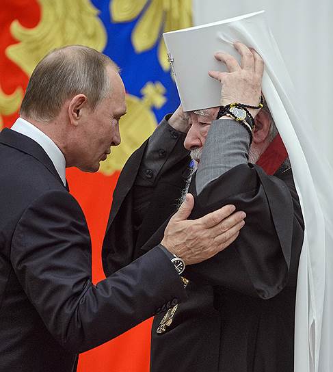 Президент России Владимир Путин и митрополит Крутицкий и Коломенский Ювеналий на церемонии в Екатерининском зале Кремля