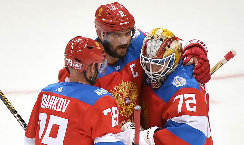 Слева направо: хоккеисты сборной России Андрей Марков, Александр Овечкин и Сергей Бобровский