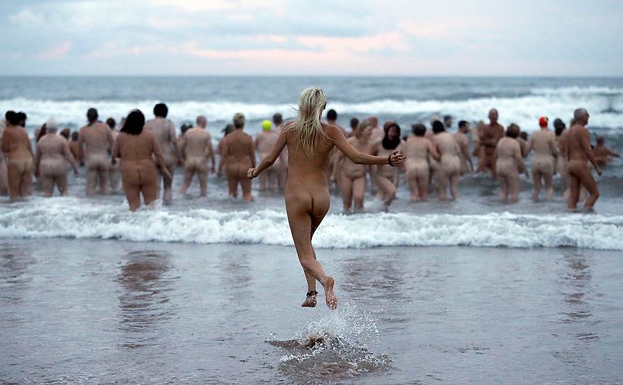 Друридж Бэй, Великобритания. Нудисты на пляже во время ежегодного массового мероприятия, целью которого является сбор средств на благотворительность
