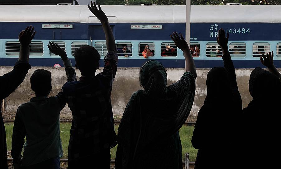 Лахор, Пакистан. Провожающие машут вслед отправляющемуся в Индию поезду. Отношения между двумя странами обострились после нападения на индийскую военную базу в начале сентября