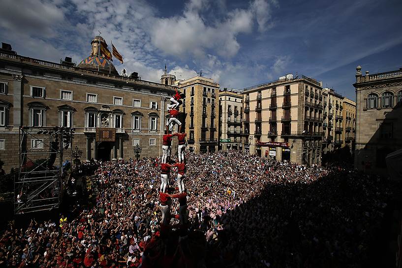Барселона, Испания. Празднования фестиваля Сэнт Мерсэ в Барселоне. Участники мероприятия выстраивают живую башню