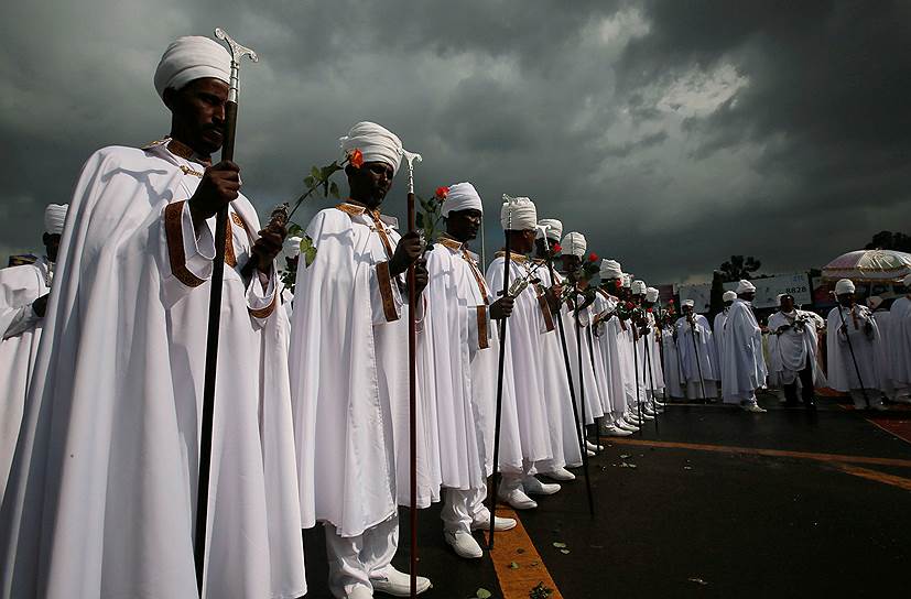 Аддис-Абеба, Эфиопия. Церковный хор во время праздника Мескель, посвященного обнаружению креста, на котором был распят Иисус 