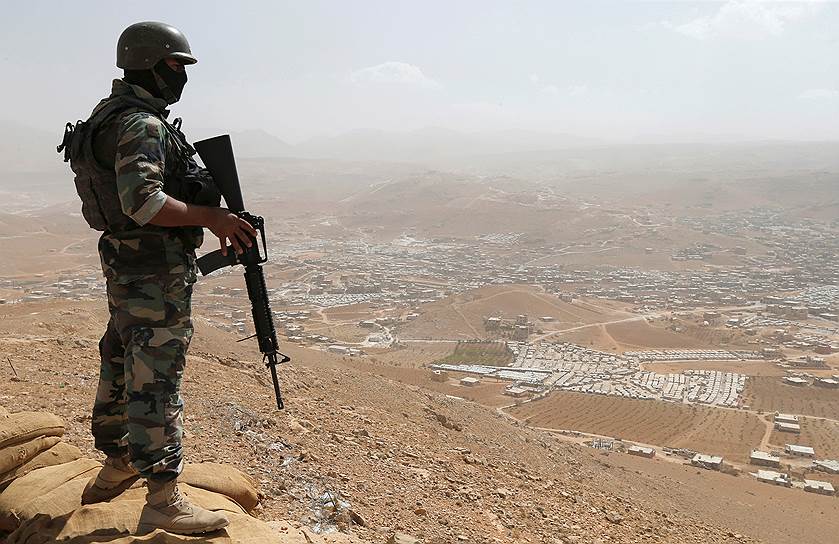 Арсаль, Ливан. Военные стоит на баррикадах, построенных из мешков с песком, на границе с Сирией