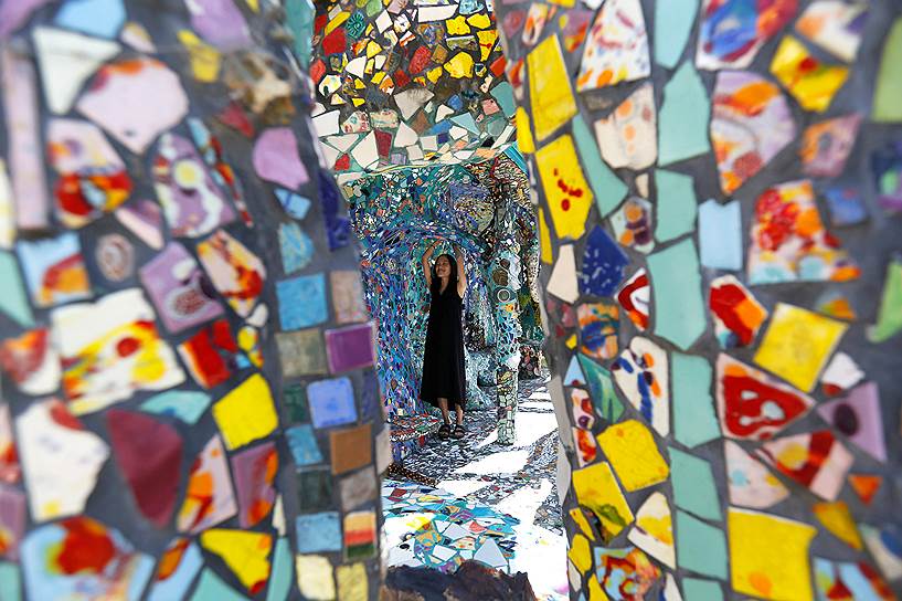 Лос-Анджелес, США, Посетитель Мозаичного дома — работы художников Гонзало Дюрана и Шери Панн