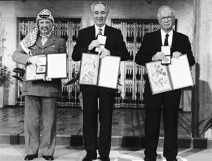 В 1994 году Шимон Перес (в центре) совместно с Ясиром Арафатом (слева) и Ицхаком Рабином (справа) был удостоен Нобелевской премии мира за вклад в мирное урегулирование на Ближнем Востоке