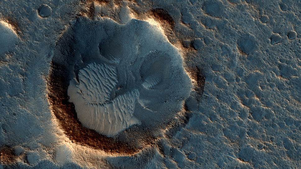 Один из кратеров на поверхности Марса