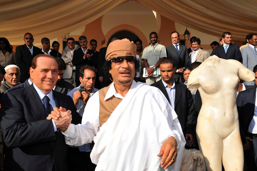 «Я пытался найти другие пути и другие решения, даже связывался с африканским лидером Каддафи. Но нам не удалось избежать военной операции» &lt;br>
Сильвио Берлускони считался одним из политических союзников покойного ливийского лидера Муаммара Каддафи (на фото в центре) в Европе. 30 августа 2008 года Ливия и Италия подписали Договор о дружбе и сотрудничестве, что не помешало в дальнейшем Сильвио Берлускони поддержать военную операцию в Ливии, направленную на свержение Каддафи