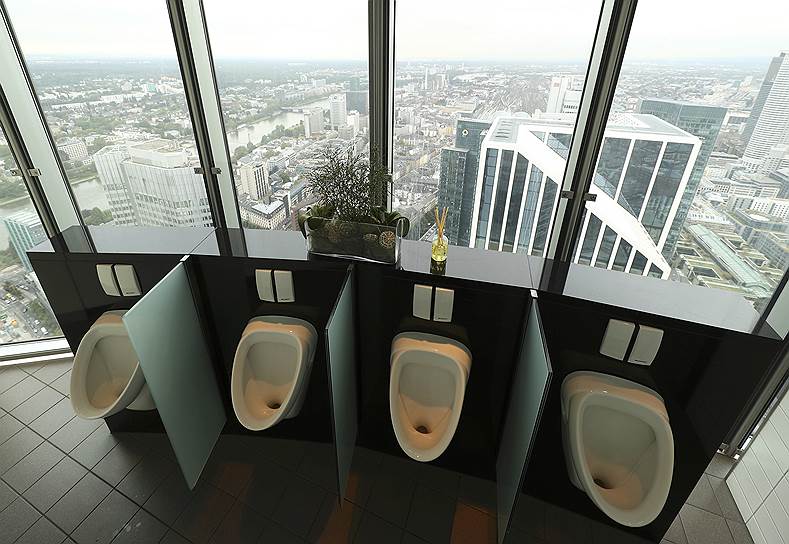 Франкфурт, Германия. Вид на город из туалетной комнаты в штаб-квартире Commerzbank