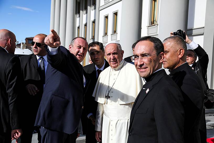Президент Грузии Георгий Маргвелашвили (слева) и папа римский Франциск (в центре)