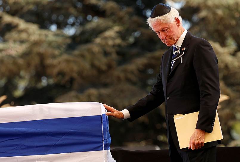 Иерусалим, Израиль. Экс-президент США Билл Клинтон во время похорон бывшего президента Израиля Шимона Переса