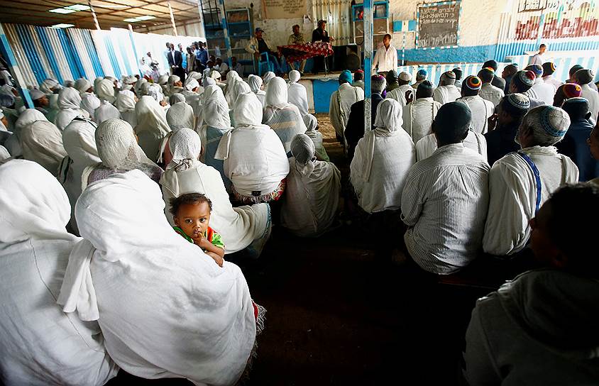 Гондэр, Эфиопия. Эфиопские евреи фалашмура во время молитвы в синагоге 