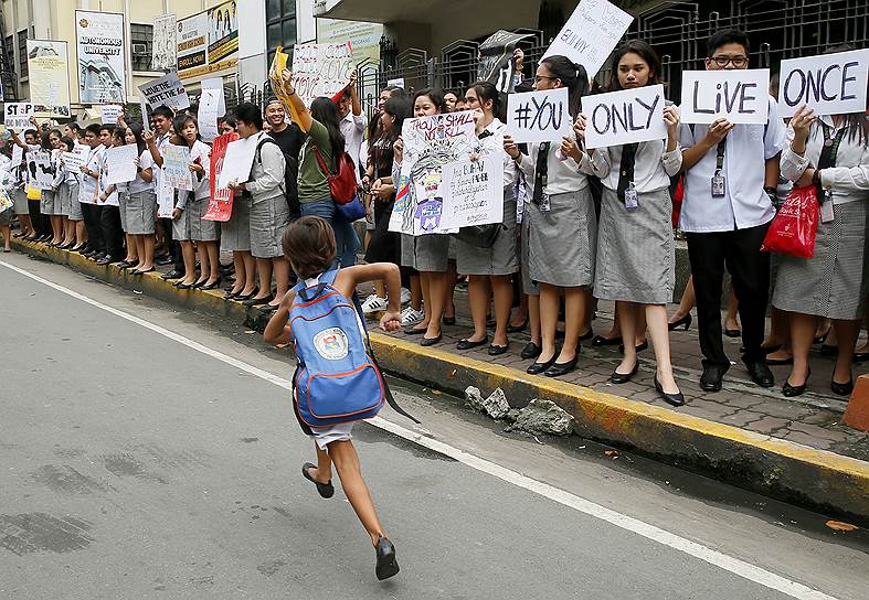 Манила, Филиппины. Студенты университета Святого Павла, протестующие против убийств, которые происходят в рамках объявленной президентом страны «войны против наркотиков»