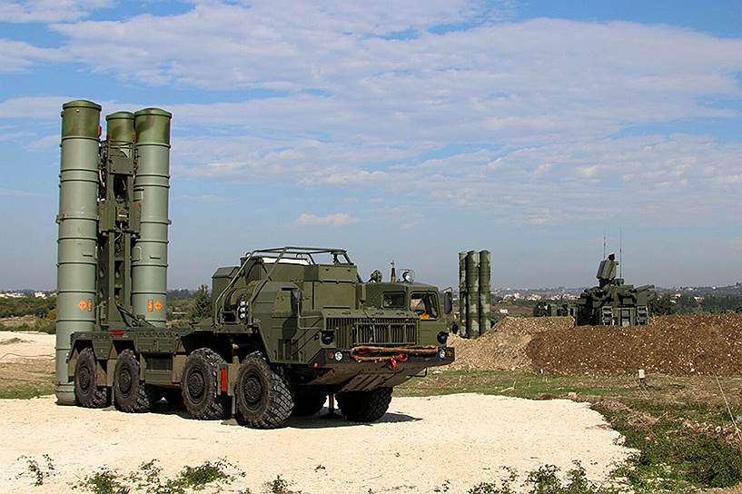 Выгрузка зенитных ракетных комплексов С-300 на авиабазе «Хмеймим»