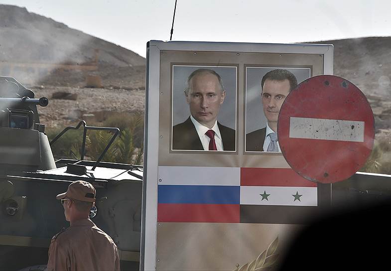 За первые два месяца военной операции в Сирии российские военные нарушили работу 32 нефтедобывающих комплексов и 11 нефтеперерабатывающих заводов ИГ. Это позволило вдвое сократить оборот незаконно добываемой боевиками нефти