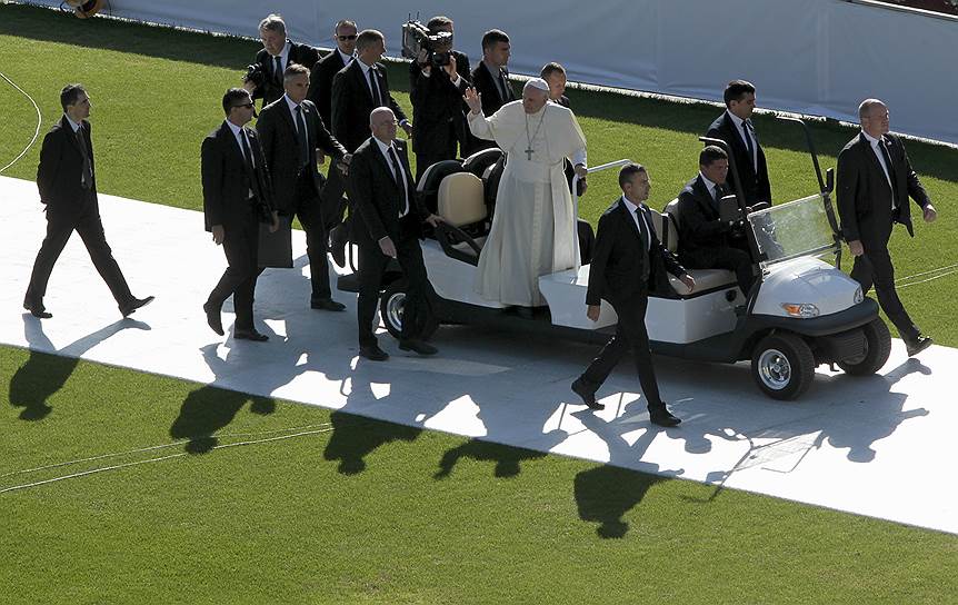 Папа римский Франциск прибывает на субботнюю мессу на стадионе имени Михаила Месхи