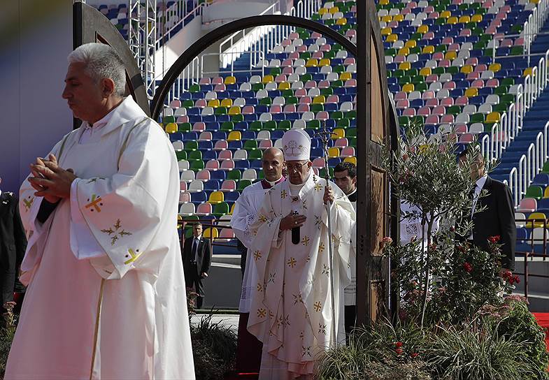 Папа римский Франциск проходит сквозь Царские врата во время служения субботней мессы