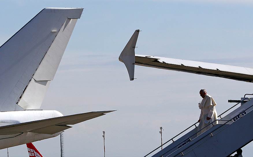Папа римский Франциск сходит по трапу самолета