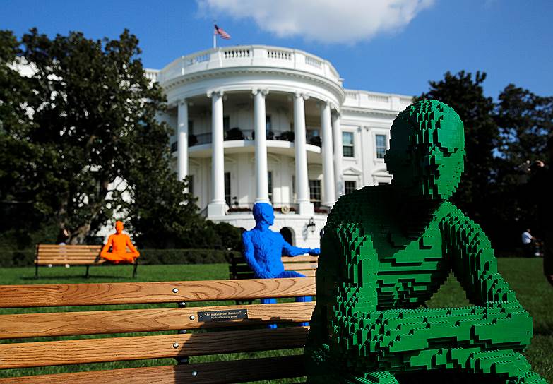 Вашингтон, США. Статуи из LEGO на скамейках перед Белым домом, установленные в рамках фестиваля 