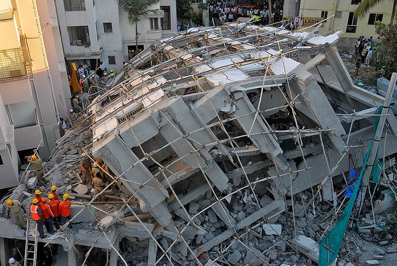 Бангалор, Индия. Полиция и спасатели ищут выживших под обломками рухнувшего строящегося здания