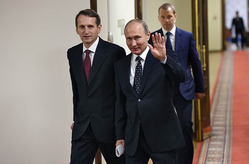 Президент России Владимир Путин (справа) и директор Службы внешней разведки Сергей Нарышкин (слева)