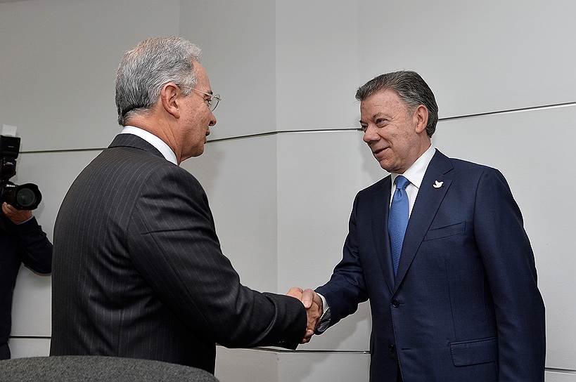 Бывший президент Колумбии Альваро Урибе (слева) и действующий президент Колумбии Хуан Мануэль Сантос