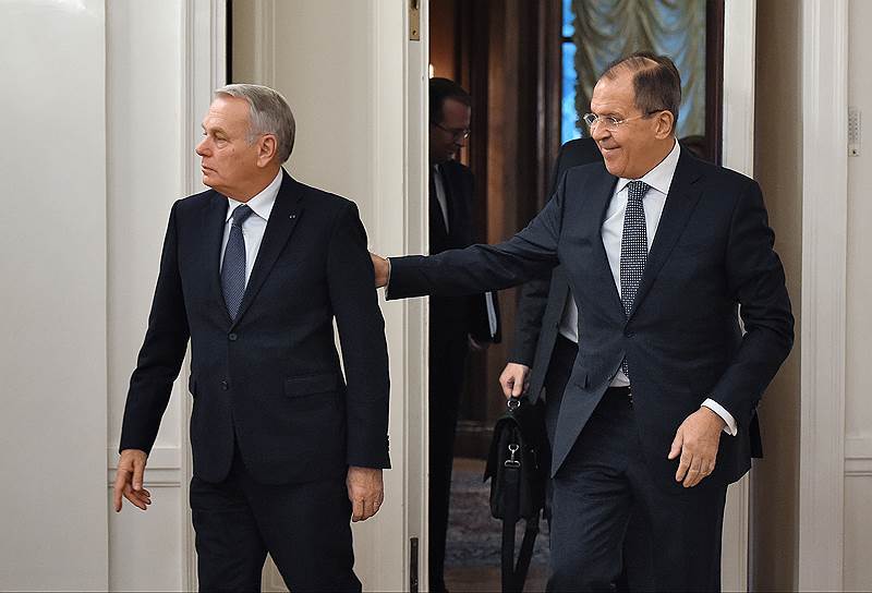 Глава МИД Франции Жан-Марк Эро (слева) и министр иностранных дел России Сергей Лавров