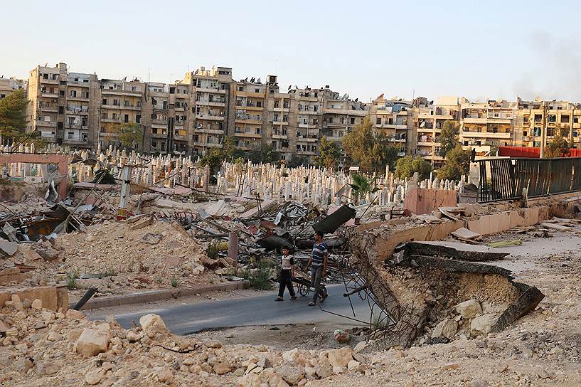 Алеппо, Сирия. Кладбище в удерживаемом повстанцами пригороде Аль-Шаар