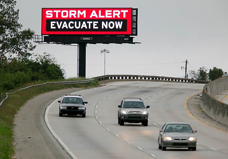 Чарльстон, США. Надпись на электронном билборде призывает людей эвакуироваться из города и его прибрежных районов до приближения урагана Мэттью