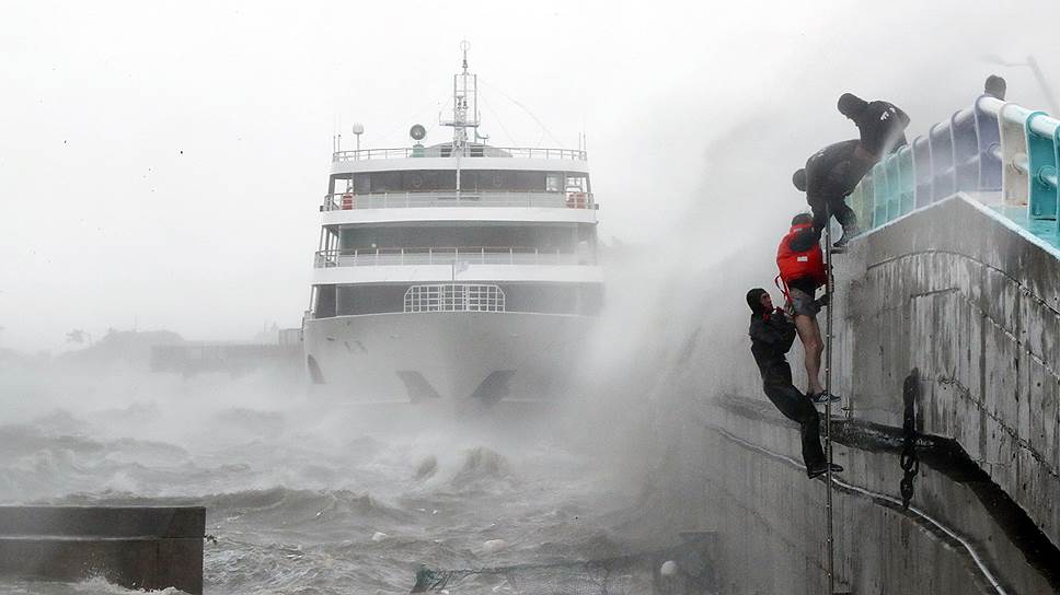 Йосу, Южная Корея. Береговая охрана спасает пострадавшего от тайфуна Чаба