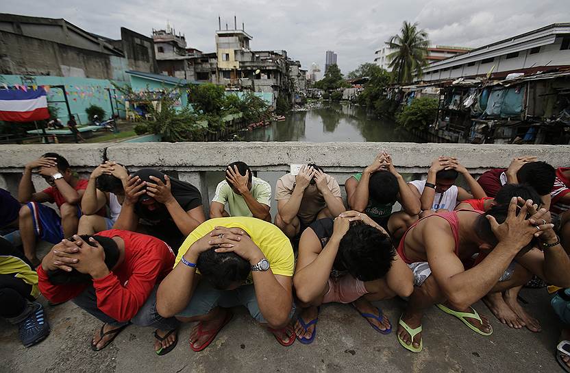 Манила, Филиппины. Задержанные в рамках полицейской операции по борьбе с наркотиками мужчины