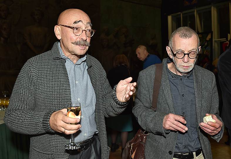 Российский художник Андрей Бильжо (слева) и поэт Лев Рубинштейн на праздновании 26-летия радиостанции «Эхо Москвы» в ресторане «Галерея художника»
