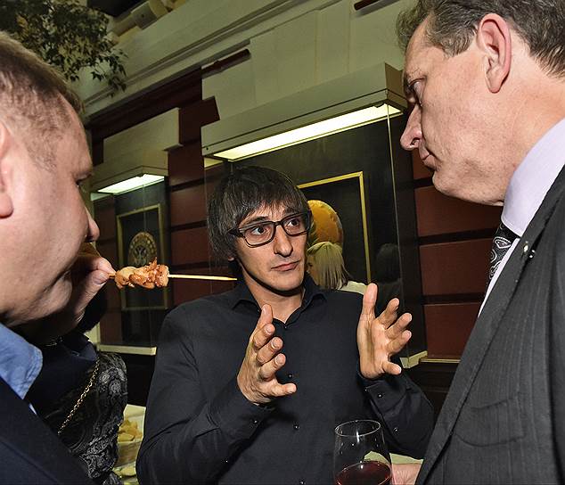 Журналисты Константин Эггерт (слева) и Михаил Фишман (в центре) на праздновании 26-летия радиостанции «Эхо Москвы» в ресторане «Галерея художника»