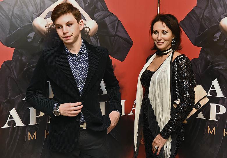 Актриса Алика Смехова с сыном во время премьеры мюзикла «Анна Каренина» на сцене театра «Московская оперетта»