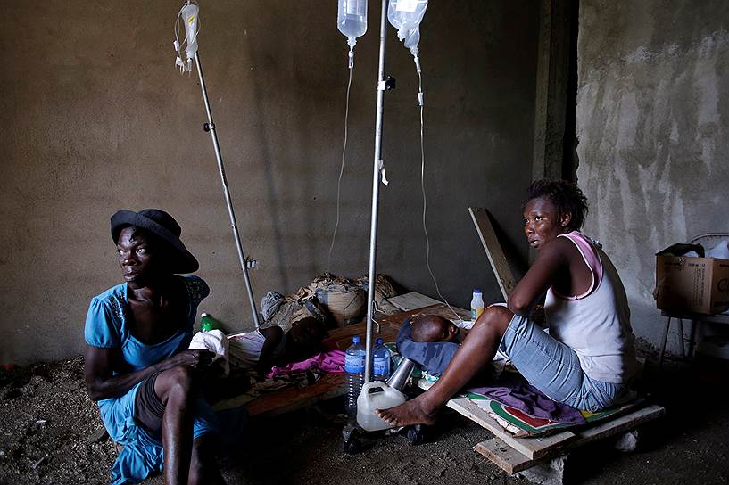 Пор-А-Пиман, Гаити. Женщины с больными холерой детьми. Эпидемия разгорелась на островах после урагана Мэттью