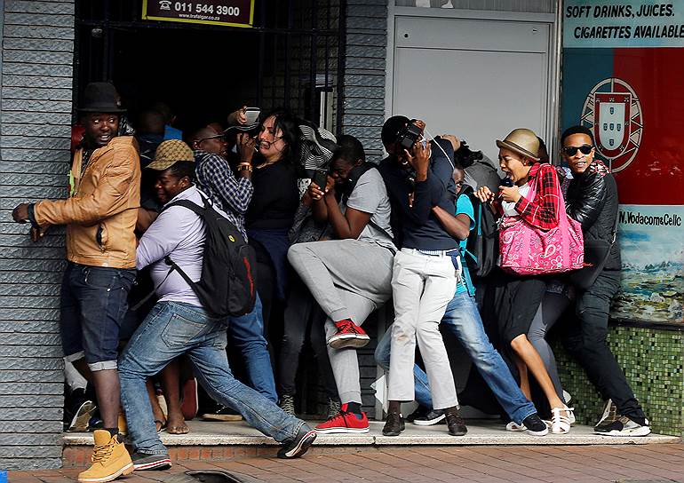 Йоханнесбург, ЮАР. Студенты прячутся от полиции, которая открыла огонь во время акции против платного образования