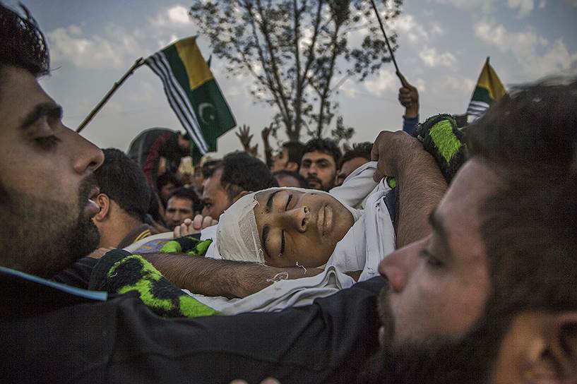 Срингар, Индия. Похороны убитого 12-летнего мальчика-мусульманина