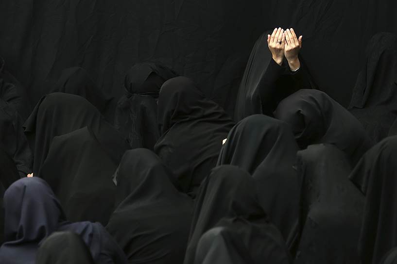 Тегеран, Иран. Женщины на богослужении