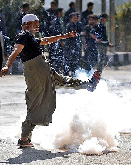 Шринагар, Индия. Шашка со слезоточивым газом, брошенная полицией для разгона участников процессии Мухаррам 