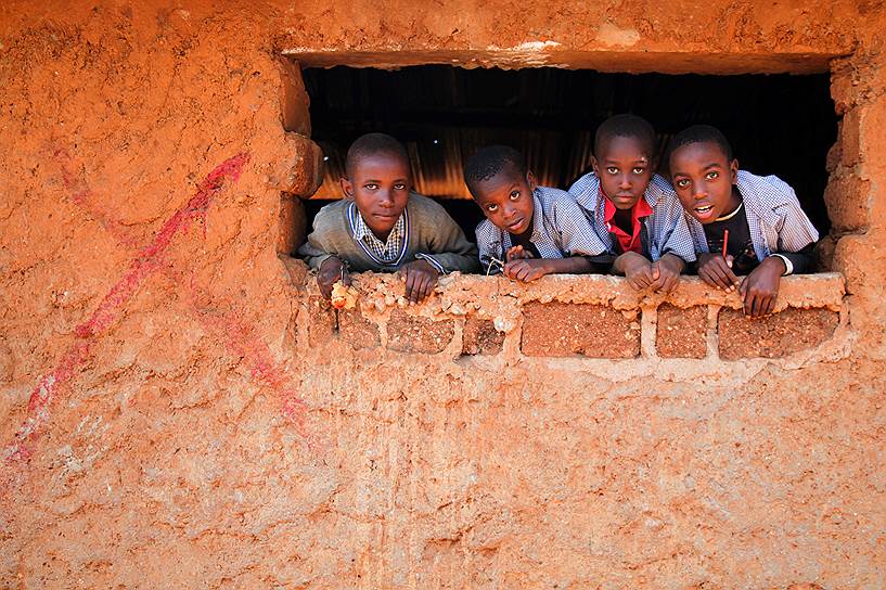 Найроби, Кения. Учащиеся школы, которую пометили красным крестом для предстоящего сноса