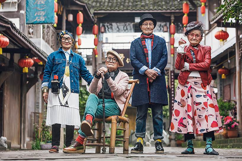 Пэнчжоу, Китай. Китайцы старше 90 лет позируют в современной модной одежде
