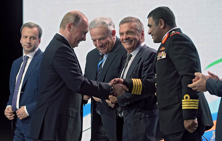 Главнокомандующий Владимир Путин и президент Международного совета военного спорта полковник Абдулхаким аль-Шино не могли не встретиться в этот день в этом месте