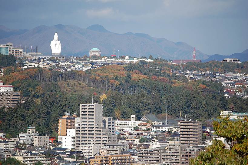 Статуя богини Каннон, Сендай, Япония. Высота без постамента — 100 м. Открыта в 1991 году