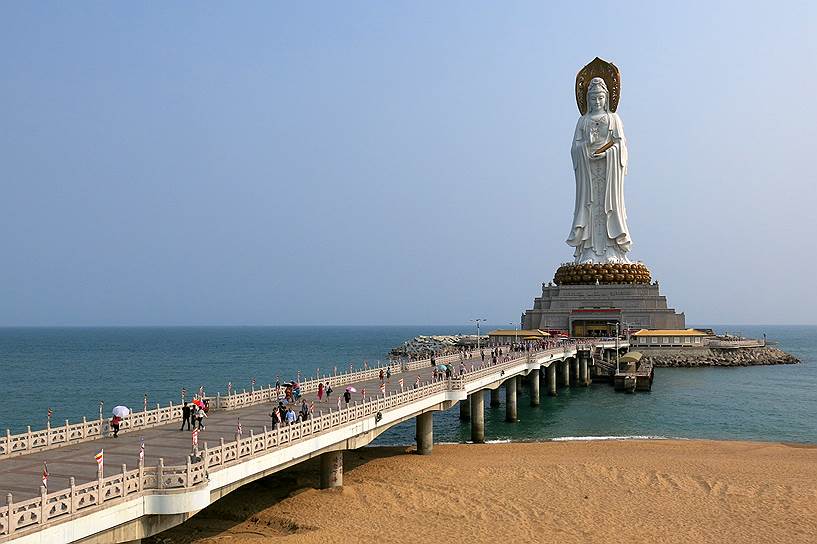Статуя богини Гуаньинь, Санье, Китай. Высота без постамента — 80 м. Открыта в 2005 году