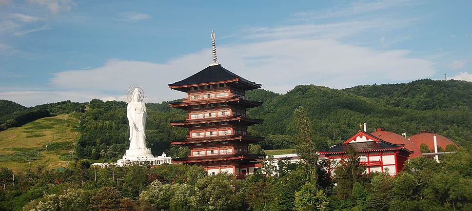 Статуя богини Каннон в Асибецу, Япония. Высота без постамента — 88 м. Открыта в 1989 году