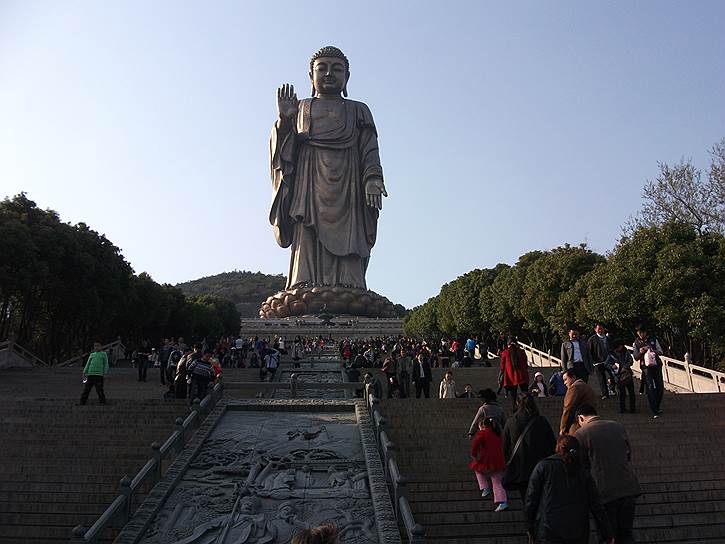 Статуя Будды в Уси, Китай. Высота без постамента — 88 м. Открыта в 1996 году