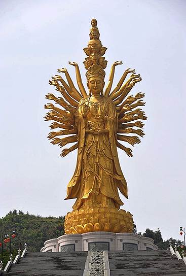 Статуя богини Гуаньинь, Чанша, Китай. Высота без постамента — 92 м. Открыта в 2009 году