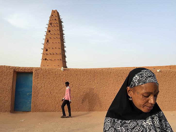 Адагез, Нигер. Мужчина и женщина на фоне мечети
