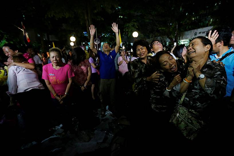 Бангкок, Таиланд. Люди скорбят в связи со смертью короля Пхумипона Адульядета