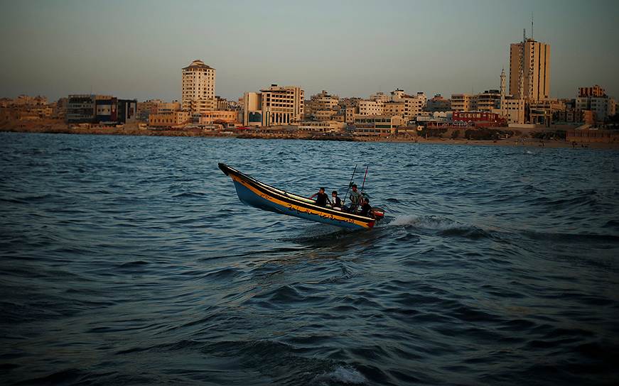 Газа, Палестина. Мужчины плывут на лодке